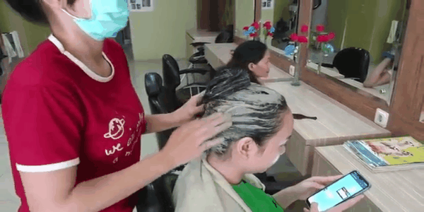 インドネシアの高級サロンでノニペーストを頭に塗る美髪ケアが大人気！